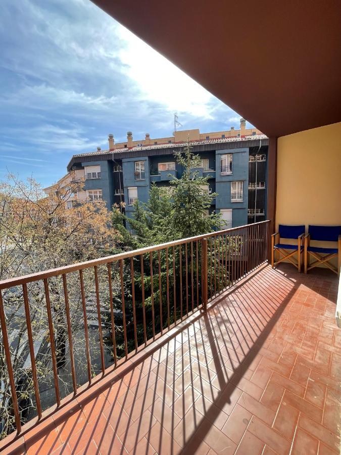 Apartamento Centrico En Berga - Alberga Bagian luar foto